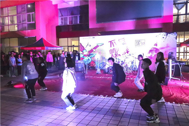 “心”动嗨唱 全“馨”体验 与未来初相遇——箕城书院“Crazy 不燃怎样”迎新摇滚阳台音乐会圆满落幕