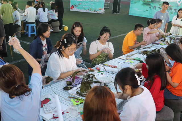 赏端午 品粽香 文化传薪学子心