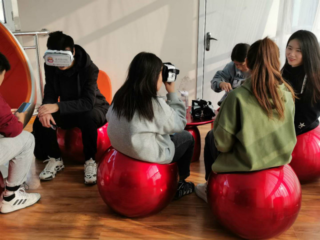 科学理想浩瀚 创新之星璀璨——【大爱无边】“小视界·大梦想”VR体验活动