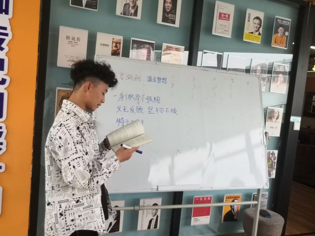 铿锵玫瑰 “营销女皇”的倔强人生——向商书屋第27期:《董明珠与格力》