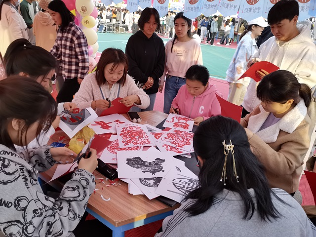 当非遗文化剪纸与主题游园会撞了个满怀