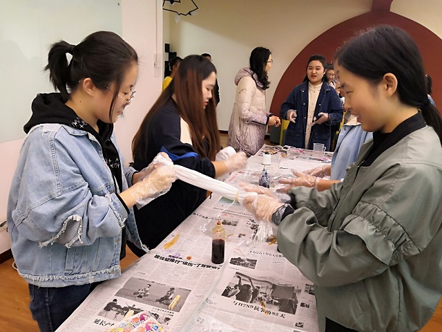 用心感受指尖上的魅力——扎染体验生活