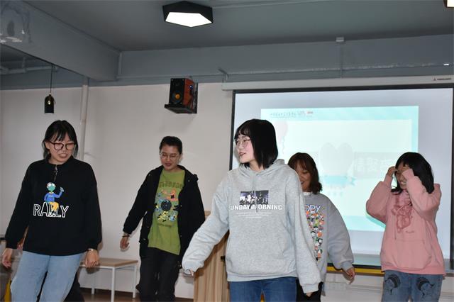 心系小家 情暖杏花