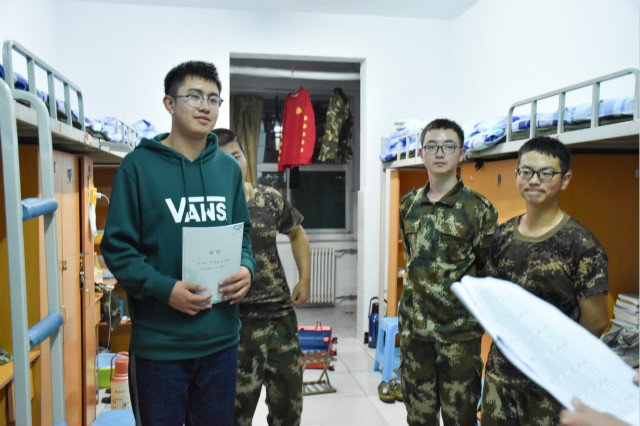 杏花书院辅导员进宿舍送温暖