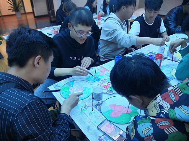 三达书院举办绘扇体验活动 喜迎新中国70华诞