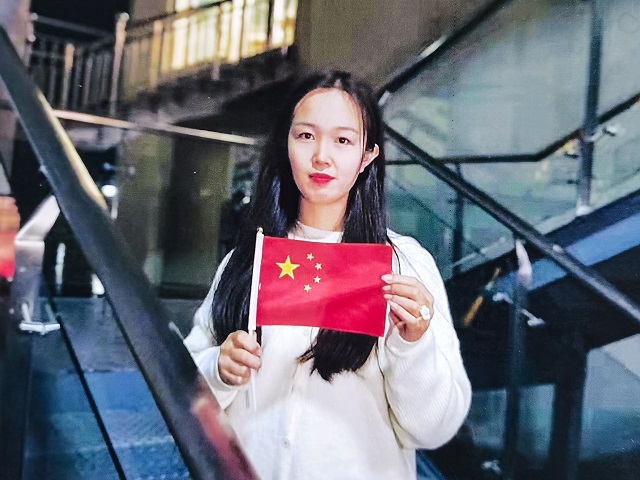 燃起来了 来看信院中国红——杏花书院青春季微拍第11期之我与国旗合个影