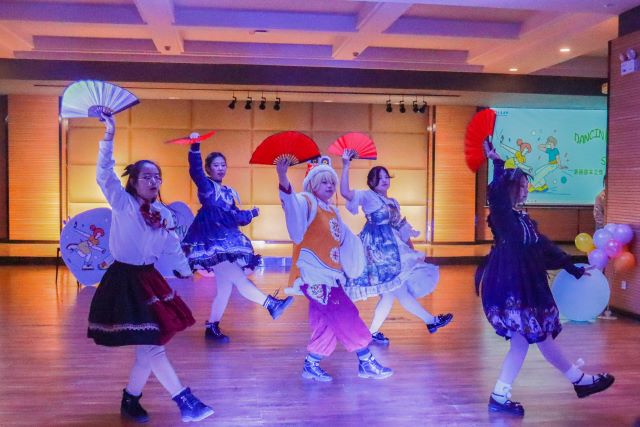 用青春点燃热情 舞出精彩——青藤书院举办青藤周末之夜·舞蹈之夜第34期