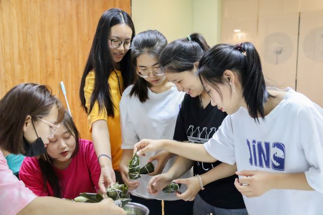 粽叶飘香 在悠悠美味中感受传统——青藤书院举办“Q仔厨房”系列活动第21期