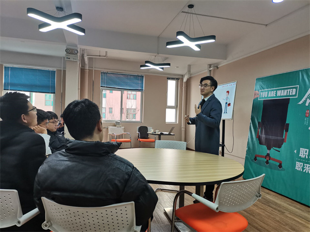职前教育 让毕业生“走出求职迷雾”——职场“应”技能训练营第2期:职来职往面试挑战赛
