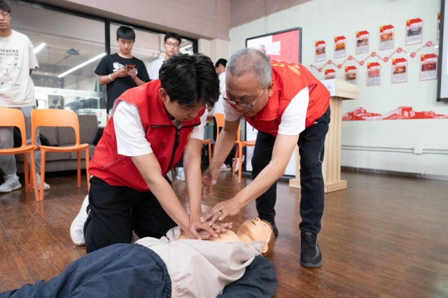 看劳模 讲劳模 有模有样学劳模——劳模进校园系列活动