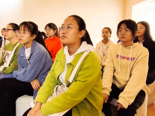 玩转魅力磁铁 拓宽物理眼界――箕城书院第32期“四时三刻”师生下午茶