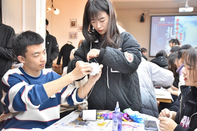 【青马工程】工科与艺术碰撞 创造力迸发思维——大数据学院、信息工程学院联袂艺术传媒学院、三达书院开展艺韵扎染工艺制作