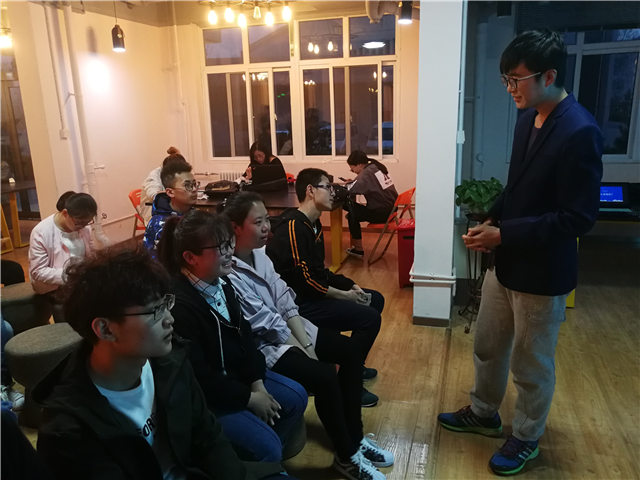 “手机”拍出时尚大片——青藤书院举办“学在青藤”自我营销七堂课第2期
