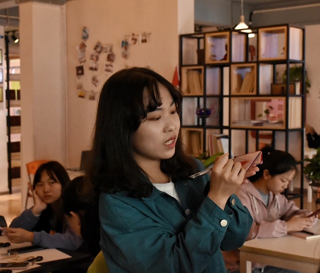 月是故乡明 剪纸表浓情
