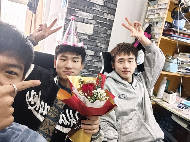 青春有“礼” 在浪漫旋律中为你庆生——杏花书院3月师生集体生日会