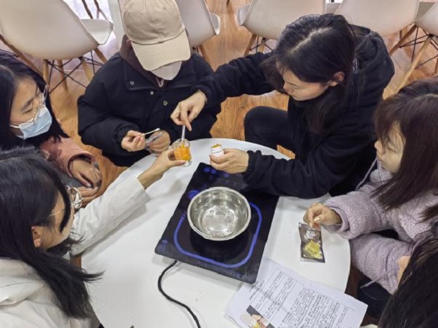 自制唇膏 装点靓丽冬日——青藤书院全生异科导师说
