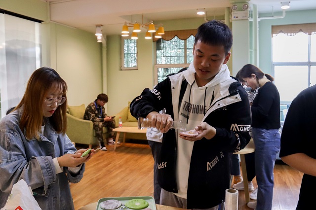 品味舌尖上的“家”味道——青藤书院举办“Q仔厨房”系列活动第18期