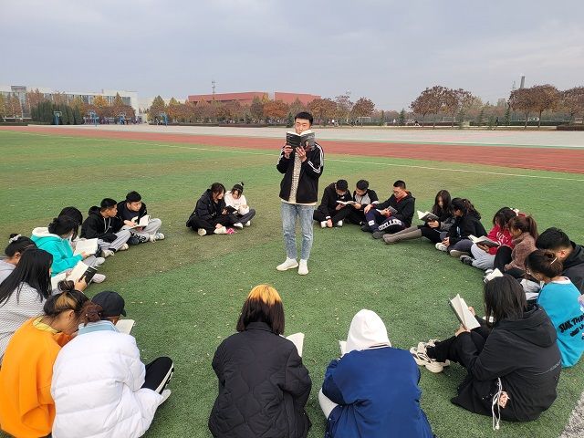 读大咖故事 品人生百味——艺术传媒学院全生异科草坪书会