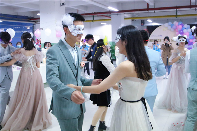 当“破壳日”遇上假面舞会 与书院家人来场神秘邂逅——“Freeze this moment”10月书院师生集体生日会