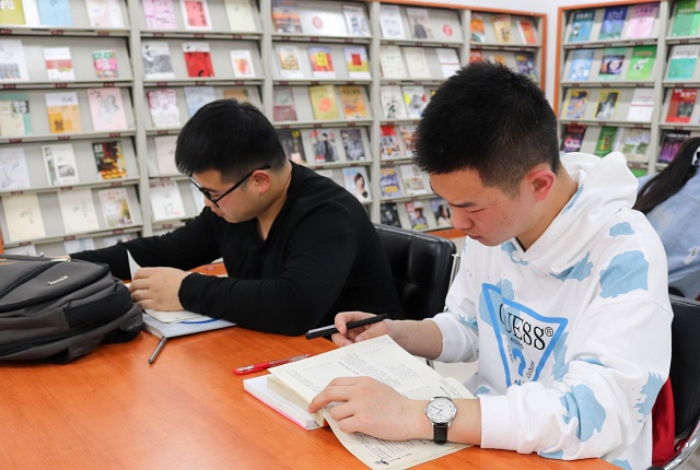 腹有诗书气自华 唯有书香能久远——“阅读吧 青春”书式生活之阅读马拉松