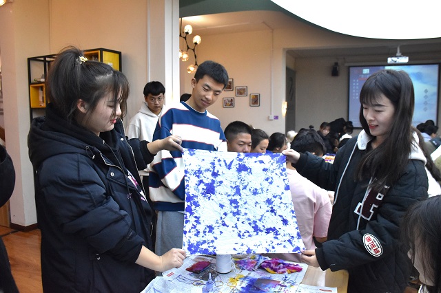 【青马工程】工科与艺术碰撞 创造力迸发思维——大数据学院、信息工程学院联袂艺术传媒学院、三达书院开展艺韵扎染工艺制作